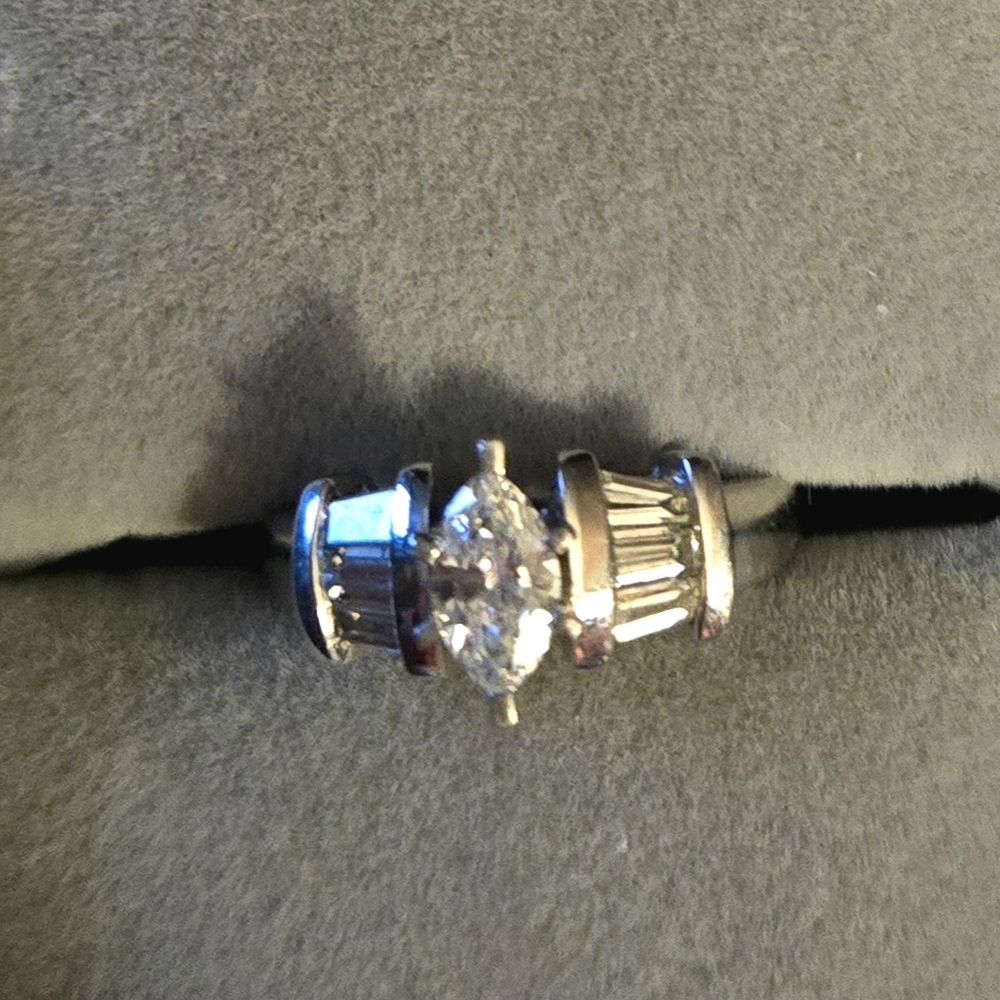 Elegant 1 Carat Matquis  Diamond Solitaire 6 Diamond Bagettes Women's Ring